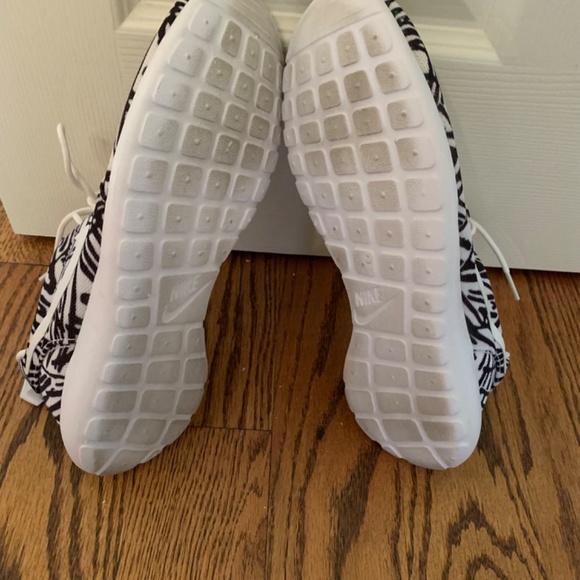 🖤🤍Nike Women’s Roshe One Print Casual Shoes, Black/White, size 9.5 - Picture 6 of 8